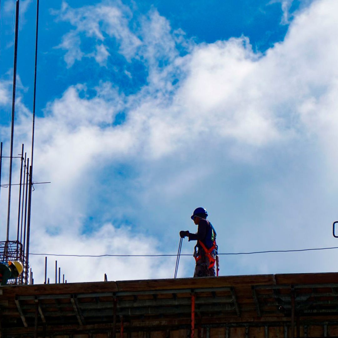 Desempleo de la OCDE Cae a 4.9% en Julio, su Nivel Más Bajo en un Año